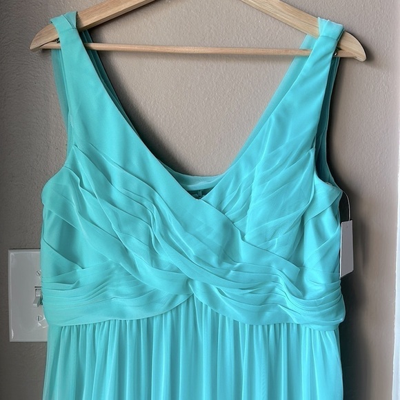 NWT DAVIDS BRIDAL Sleeveless Long Mesh with Cowl Back - Picture 1 of 9